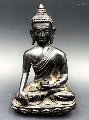 Statuette de Bouddha en bois noirci représenté ass…