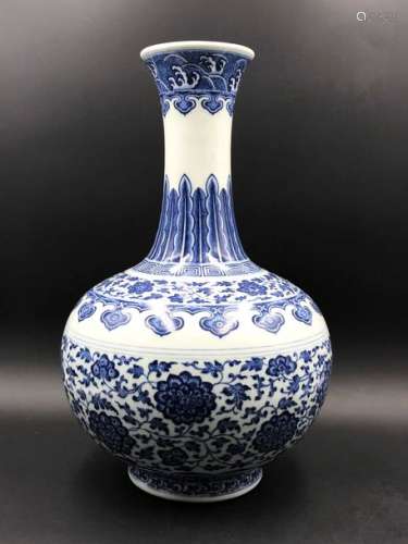 Vase en porcelaine à décor en bleu de cobalt. De f…