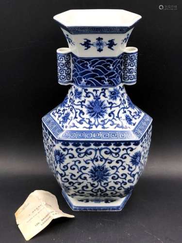 Vase de forme hexagonale en porcelaine décorée en …