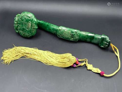 Sceptre ruyi en jade vert épinard, de forme galbée…