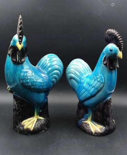 Deux (2) coqs en porcelaine émaillée turquoise et …