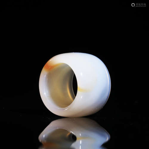 AN AGATE THUMB RING