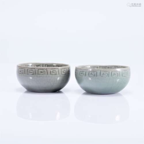A PAIR OF SMALL LONGQUAN YAO BOWLS