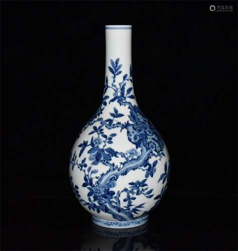 A Chinese Blue and White Porcelain Vase