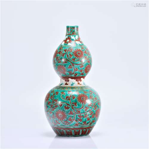A GREEN-GROUND RED GLAZED DOUBLE  GOURD VASE