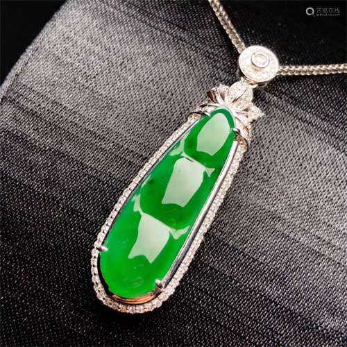 A Chinese Carved Jadeite Pendant Necklace