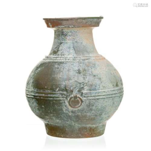 Vase en céramique à glaçure verte, Chine, dynastie Han, corps orné de lignes [...]