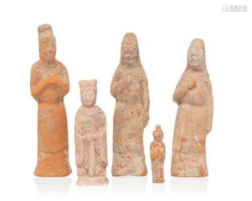 Collection de 5 sculptures mingqi en terre cuite représentant divers personnages [...]