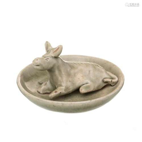 Coupelle en céramique à glaçure céladon avec un âne couché à l'intérieur, [...]