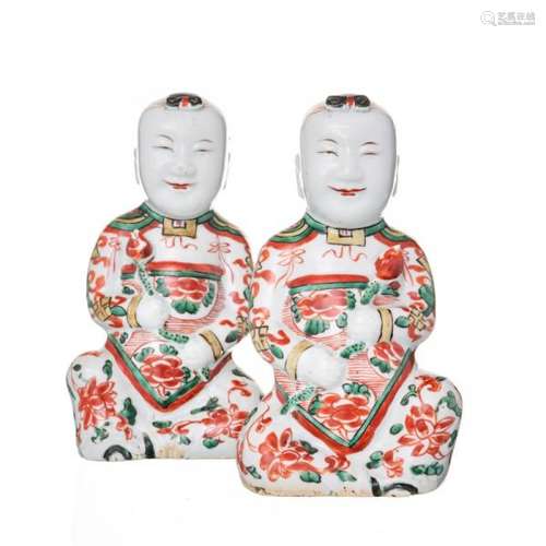 Hehe assis, 2 sculptures en porcelaine famille verte, Chine, probablement époque [...]