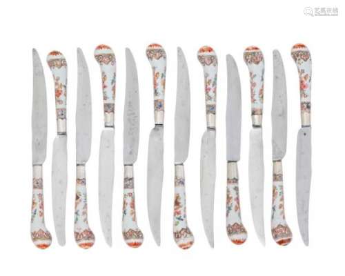 12 couteaux européens au manche chinois en porcelaine, époque Qianlong, manches [...]