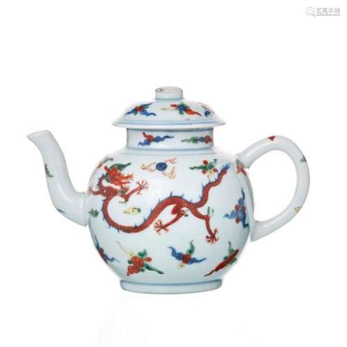 Théière boulet en porcelaine wucai, Chine, XIXe s., décor de dragons chassant la [...]