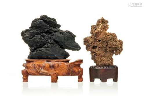 2 rochers de lettrés en pierre, Chine, un solidaire à un socle en bois, h. 11 cm et [...]