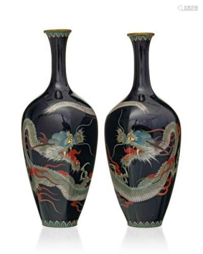 Paire de vases en émaux cloisonnés, Japon, époque Meiji, décor de dragon et [...]