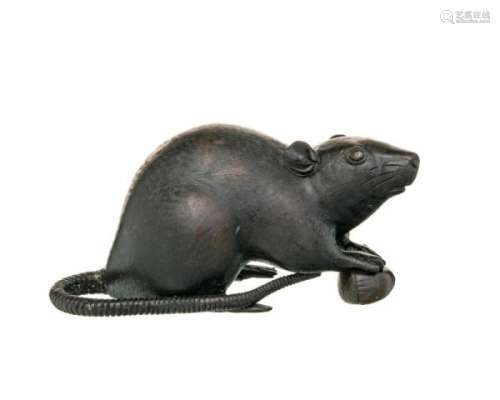 Okimono en bronze représentant un rat, Japon, époque Meiji, les deux pattes avant [...]