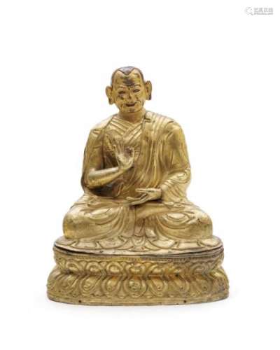 Lama assis, sculpture en alliage de cuivre doré et repoussé, Tibet, XVII-XVIIIe s., [...]