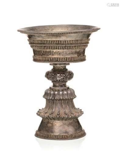 Lampe à beurre en argent, Tibet, XIX-XXe s., décor de motifs géométriques en [...]