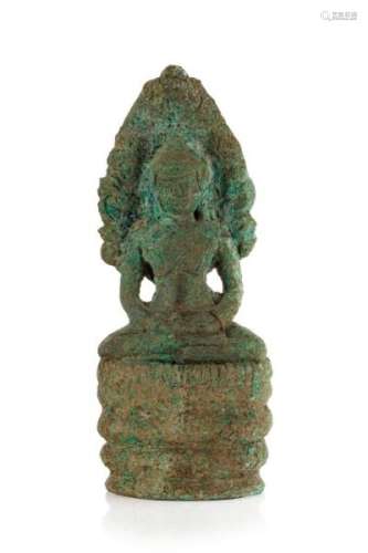 Bouddha Muchalinda assis, sculpture en bronze, Khmer, probablement XIIIe s., le corps [...]