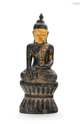 Bouddha assis, sculpture en bois laqué et doré, Birmanie, XIXe s., la main droite [...]