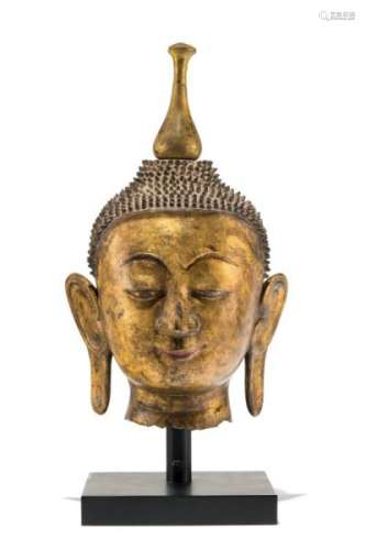 Tête de Bouddha, sculpture en laque sèche dorée, Birmanie, XIXe s., le visage [...]