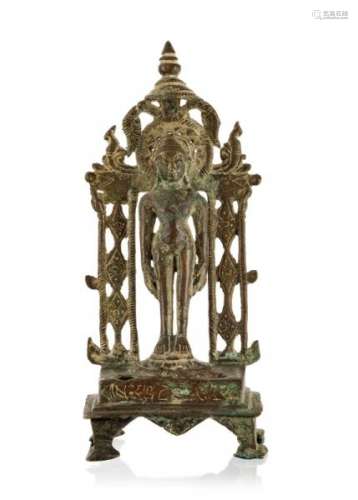 Tirthankara en bronze, Inde, Gujarat, probablement XVIe s., le maître jaïn dans la [...]