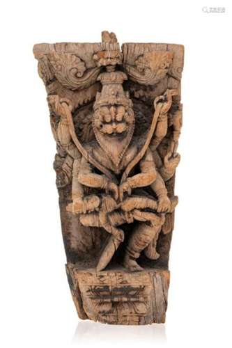 Narasimha étripant le démon Hiranyakashipu, fragment de relief de ratha en bois, [...]