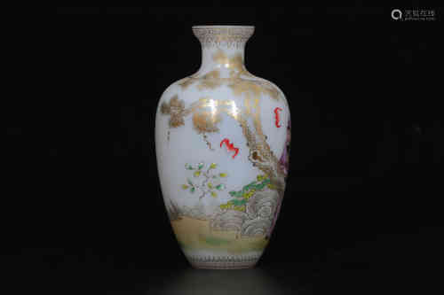 A Chinese Peking Glasee Vase