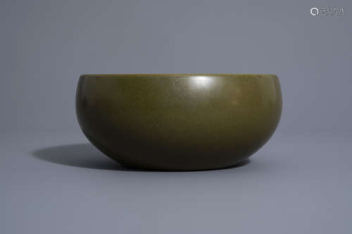 A Chinese monochrome 'teadust' glazed bowl, Qianlong mark, 19th/20th C.