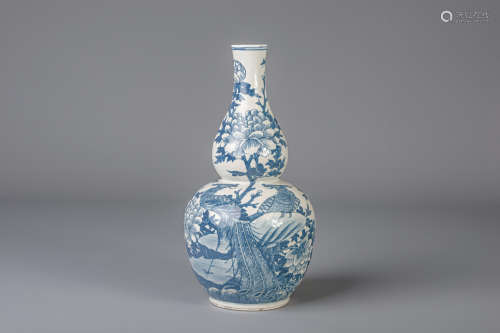 A Chinese blue and white double gourd vase decorated with phoenixes, 19th C.