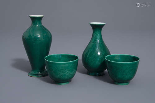 Four Chinese monochrome green vases and cups, 19th/20th C.
