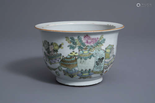 A Chinese qianjiang cai jardinière with antiquities design, 19th/20th C.