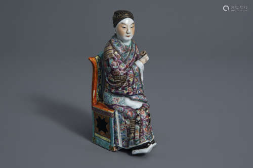 A Chinese famille rose figure of a seated man, 19th/20th C.