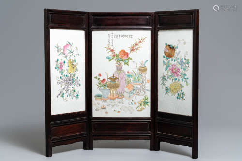 A Chinese threefold screen with qianjiang cai and famille rose plaques, 19/20th C.