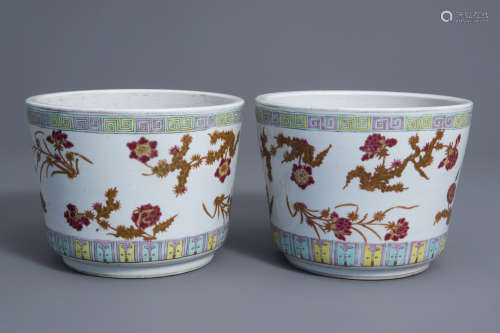 A pair of Chinese famille rose jardinières with floral design, 19th C.