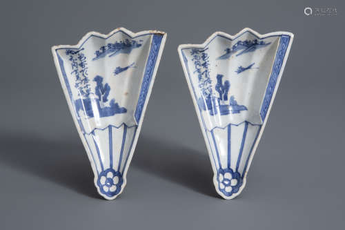 A pair of Japanese blue and white fan-shaped mukozuke dishes, Edo, 17th C.