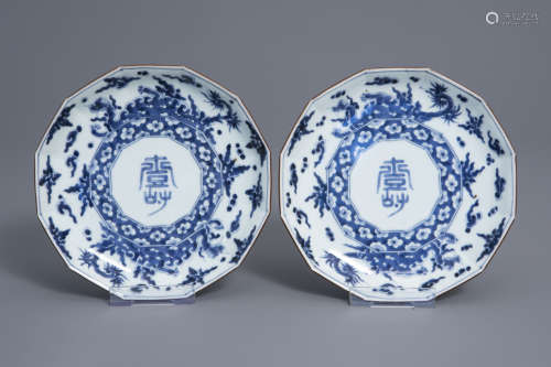A pair of Japanese blue and white Kakiemon style dodecagonal plates, Fuku mark, Edo/Meiji, 18th/19th C.