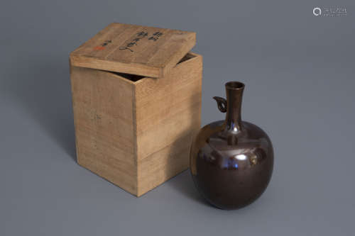 A stylized Japanese apple shaped bronze vase, Tsuda Eiju, Showa, 20th C.