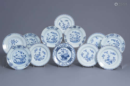 Twelve Chinese blue and white plates with floral design, Kangxi/Qianlong