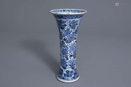 A ribbed Chinese blue and white vase with floral design, Kangxi