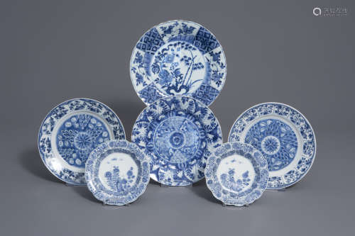 Six Chinese blue and white plates with floral design, Kangxi