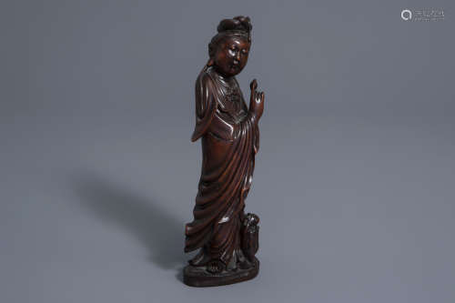 A Chinese carved wood figure of Guanyin, 19th/20th C.
