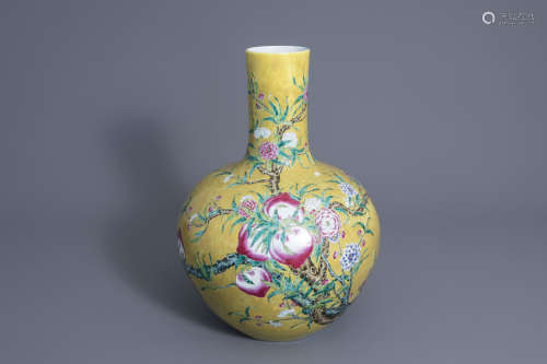 A Chinese famille rose yellow ground tianqiu ping 'Nine peaches' vase, Republic, 20th C.