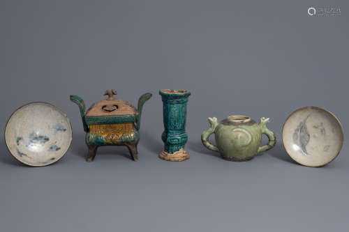Five various pieces of Chinese porcelain and stoneware, Ming and later
