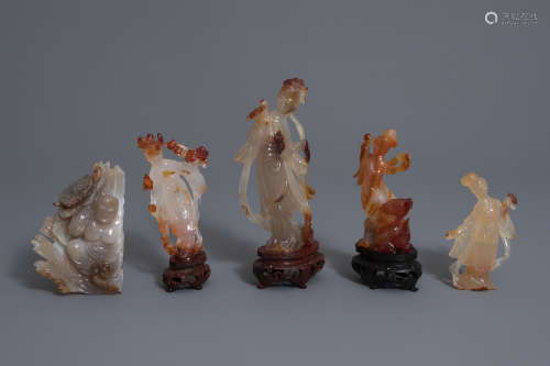 Five various Chinese agate sculptures, 19th/20th C.