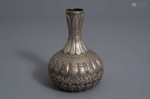 A Chinese silver vase with floral design, 'Dapi' mark, 20th C.