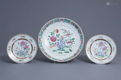 A Chinese famille rose charger and two plates with floral design, Qianlong