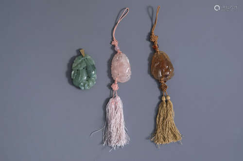 Three Chinese pink quartz, jade and agate pendants, 19th/20th C.