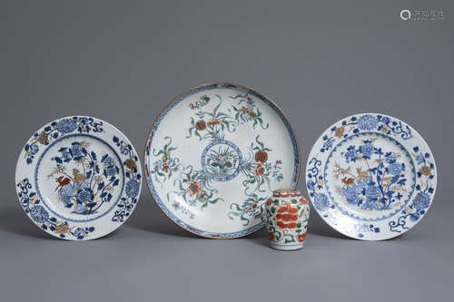 A pair of Chinese blue and white 'deer' plates, a famille verte dish and a wucai vaasje, Kangxi/Qianlong