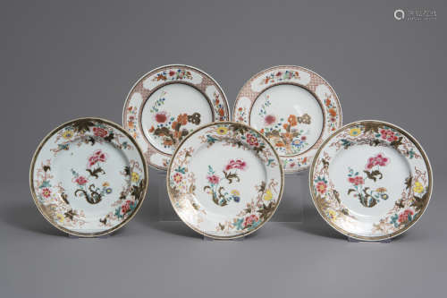 Five Chinese famille rose and grisaille plates with floral design, Yongzheng/Qianlong