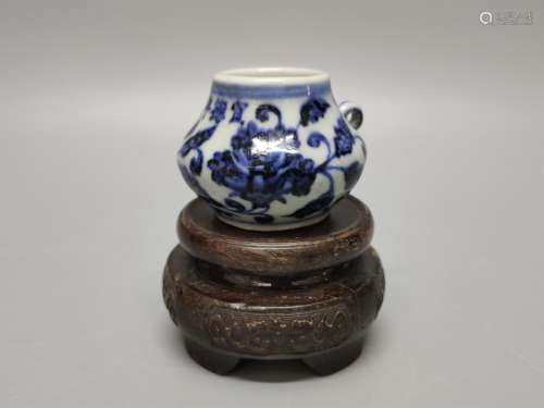 A Chinese Blue and White Porcelain Bird-Feeding Jar